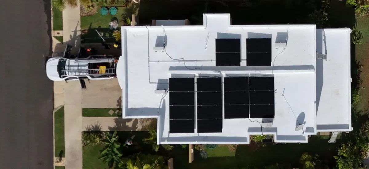 Vista aérea de un techo con placas solares